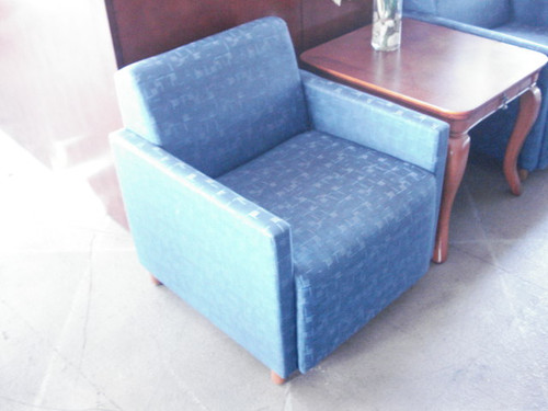 LOUNGE/CLUB CHAIR BLUE PATTERNED FABRIC WITH MAPLE POST LEGS