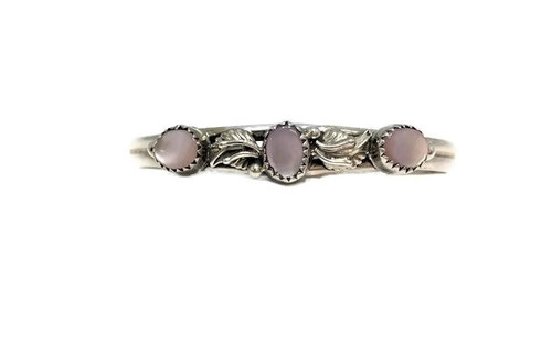 3 Round Pink Mussel Shell Leaf Cuff Bracelet
.925 Sterling Silver
Navajo Tribe Native American Jewelry
Handcrafted