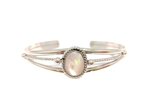 Oval Stone Pink Mussel Shell
.925 Sterling Silver
Navajo Tribe Native American Jewelry
Handcrafted