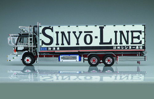Aoshima 12765 Japanese Decoration Truck "Shinyo Line Karei Maru" 1/32 scale kit