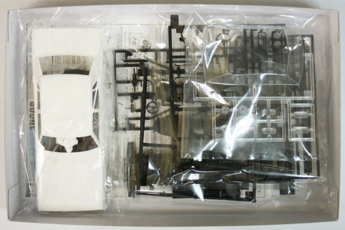 Fujimi ID-5 Nissan Skyline 2000 GT-X (GC110) Ken & Mary 4 door 1/24 Scale Kit