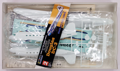 Doyusha 400203 DC-3 Douglas Dakota SMB Stage Lines 1/100 Scale Plastic Kit