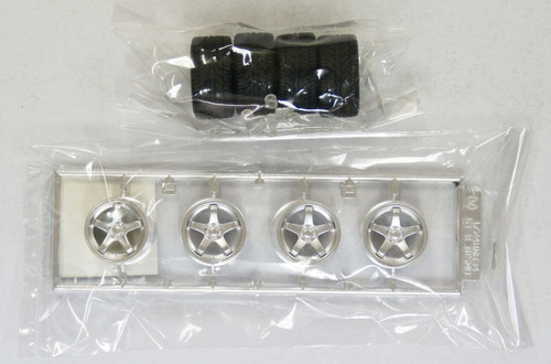 Fujimi TW08 NISMO LM GT-4 Wheel & Tire Set 18 inch 1/24 Scale Kit