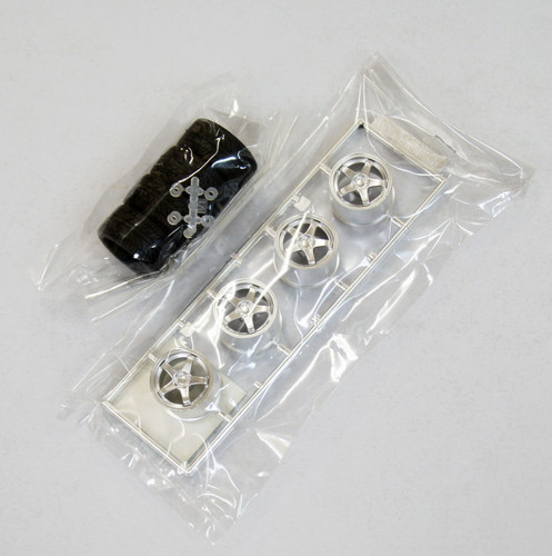 Fujimi TW08 NISMO LM GT-4 Wheel & Tire Set 18 inch 1/24 Scale Kit