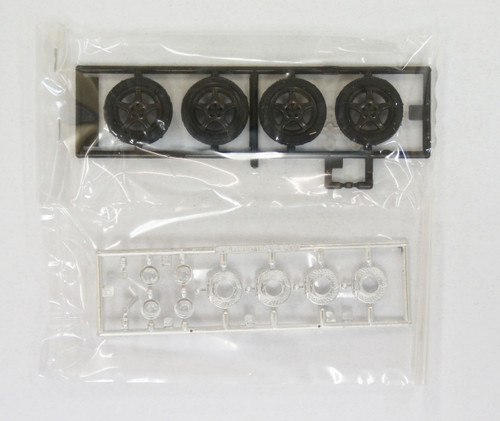 Fujimi TW50 R32 GT-R Wheel & Tire Set 17 inch 1/24 Scale Kit