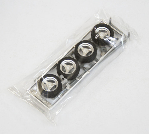 Fujimi TW60 Volk Racing Formula S Wheel & Tire Set 17 inch 1/24 Scale Kit