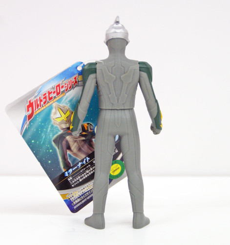Bandai 117148 Ultraman Ultra Hero Series No.38 Mirror Knight Figure