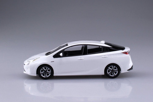 Aoshima 54161 Toyota Prius (Super White II) 1/32 scale pre-painted model kit