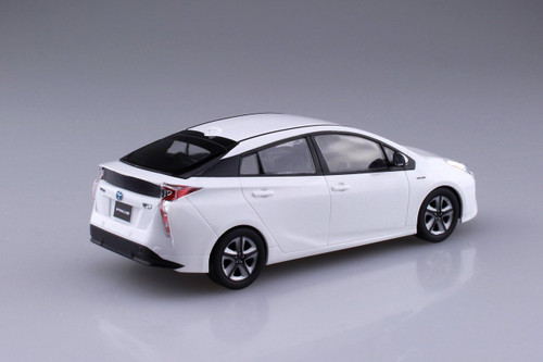 Aoshima 54161 Toyota Prius (Super White II) 1/32 scale pre-painted model kit