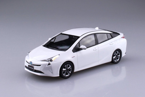 Aoshima 54161 Toyota Prius (Super White II) 1/32 scale pre-painted model kit