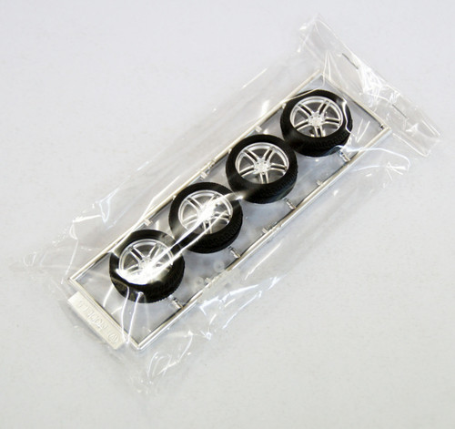 Fujimi TW09 AVS Model 5 Wheel & Tire Set 18 inch 1/24 Kit