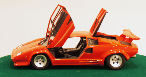 Aoshima 11546 Lamborghini Countach 5000 Quattrovalvole Injection Version 1/24 Scale Kit