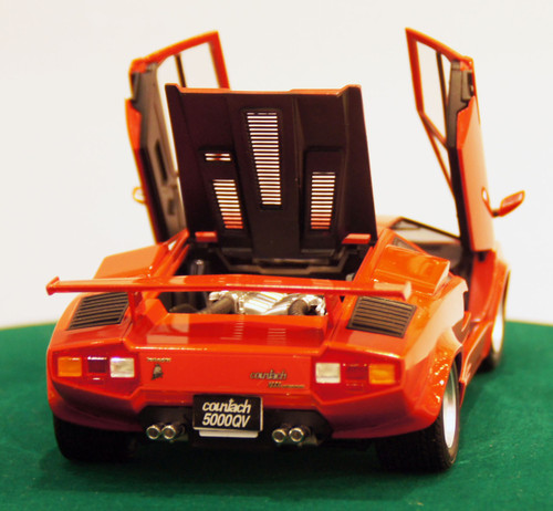Aoshima 11546 Lamborghini Countach 5000 Quattrovalvole Injection Version 1/24 Scale Kit