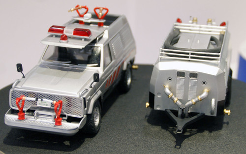 Aoshima 15193 Nissan Safari 4WD & Tank Car (Seibu Keisatsu) 1/24 Scale Kit