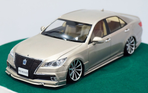 Aoshima 08522 Rojam 21 Toyota Crown Royal Saloon Kiwami 1/24 Scale Kit