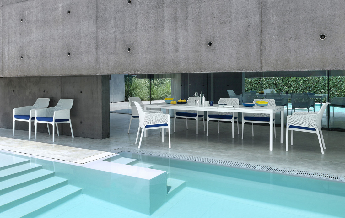 Rio Table with Net Relax chairs in an outdoor kitchen