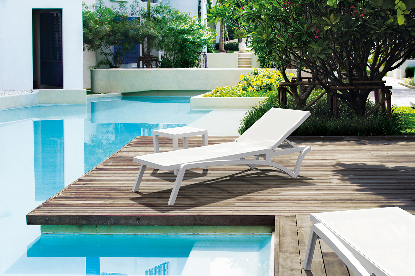 PLAYA Chaise poolside in the white color scheme