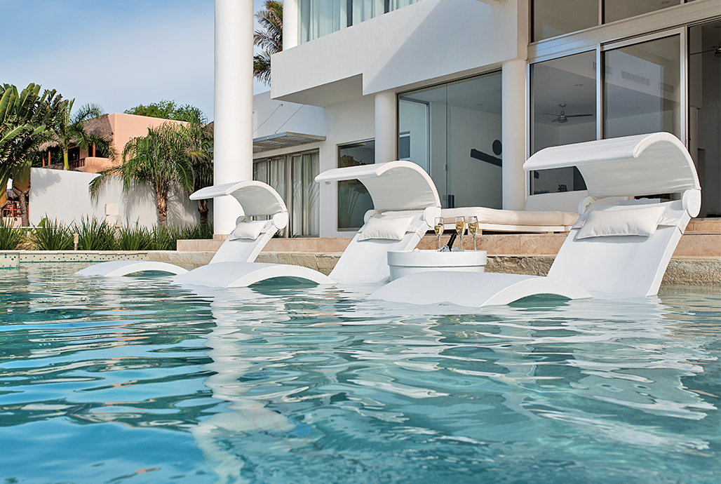 Ledge Lounger Shade and Pillow in Pool