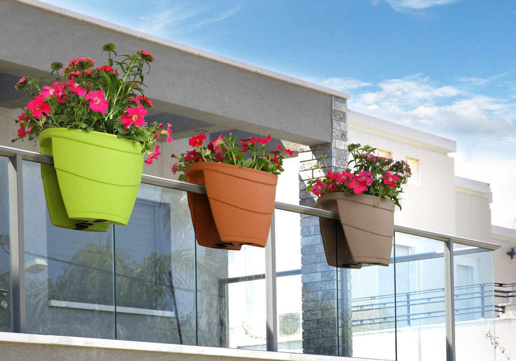 secure railing planter for balconies