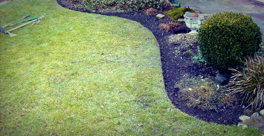 Curved border plastic edging