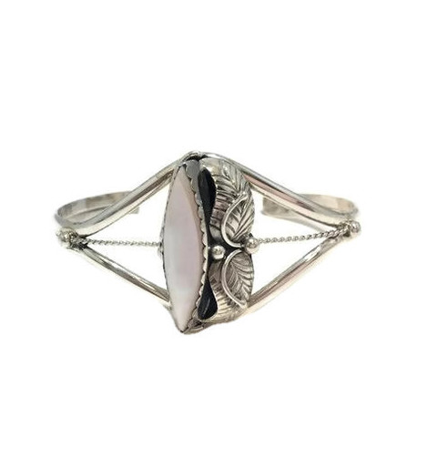 Elongated Pink Mussel Shell Stone
.925 Sterling Silver
Navajo Tribe Native American Jewelry
Handcrafted